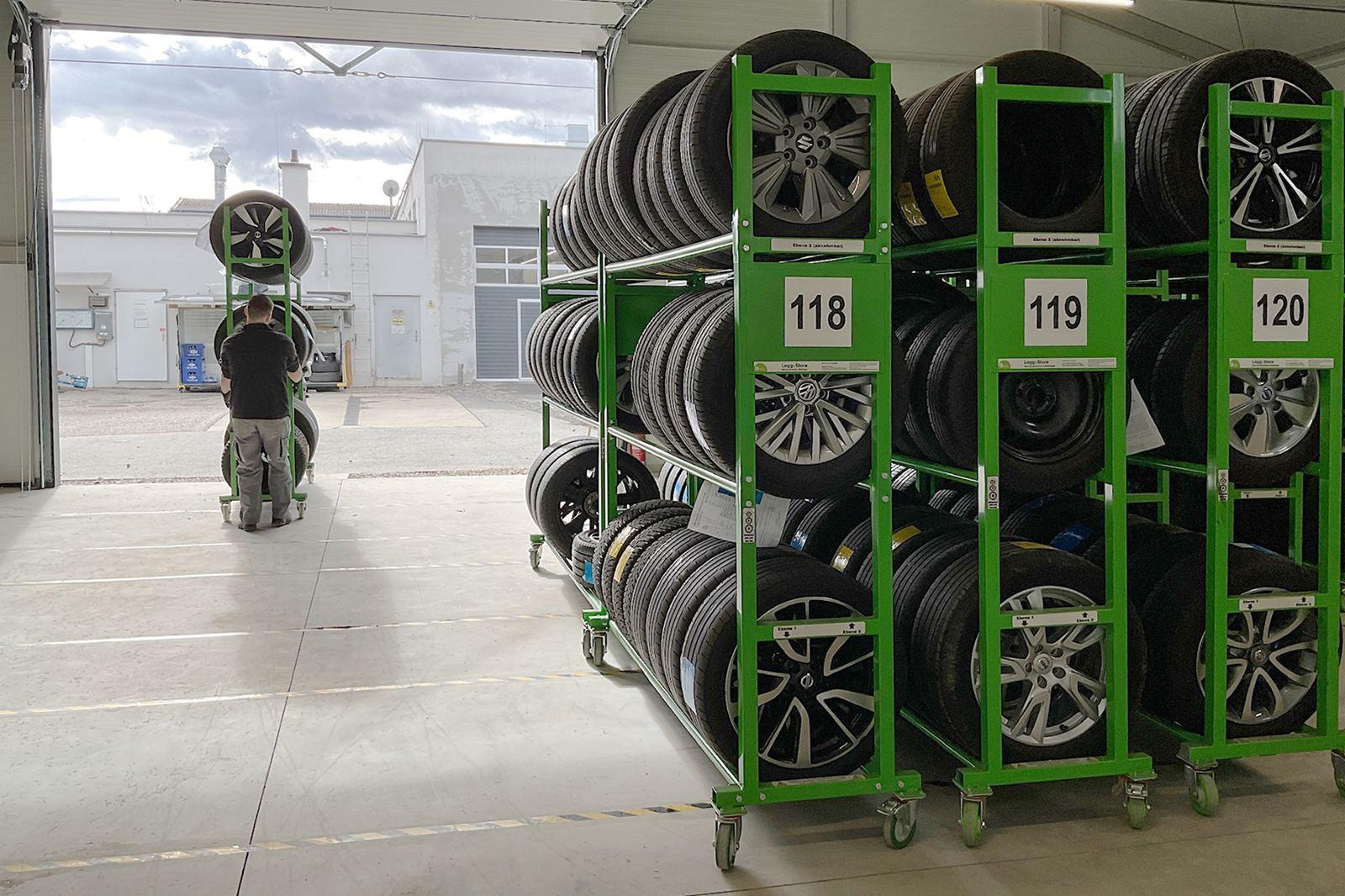 Ein Mitarbeiter rollt ein befülltes LoggyStore-Element aus der Halle